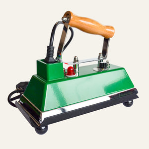 Pool and snooker table iron